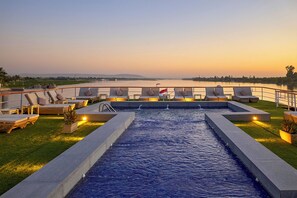 Una piscina al aire libre, una piscina en la azotea