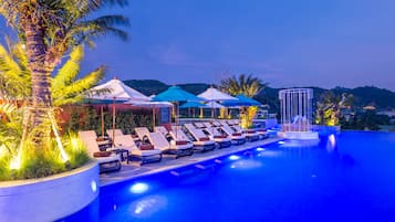 Piscina all'aperto, ombrelloni da piscina, lettini