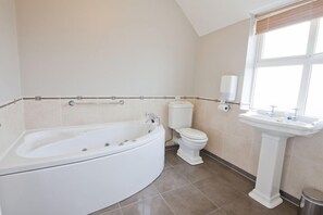 Cottage | Bathroom | Towels - Upton Court Holiday Cottages (Kilmuckridge)