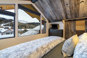 3 bedrooms, desk, iron/ironing board, free WiFi