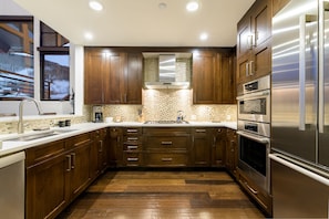 Frigorífico, horno, placa de cocina y lavavajillas