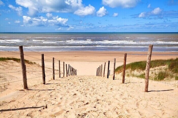 Vlak bij het strand, wit zand, windsurfen