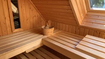 2 bedrooms, cots/infant beds, free WiFi