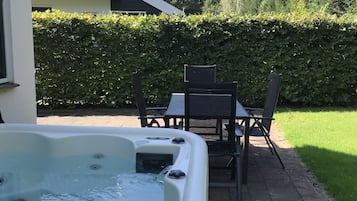 House, 2 Bedrooms, Jetted Tub (Koningshoeve Sauna & Jacuzzi 4 pers.) | Private spa tub