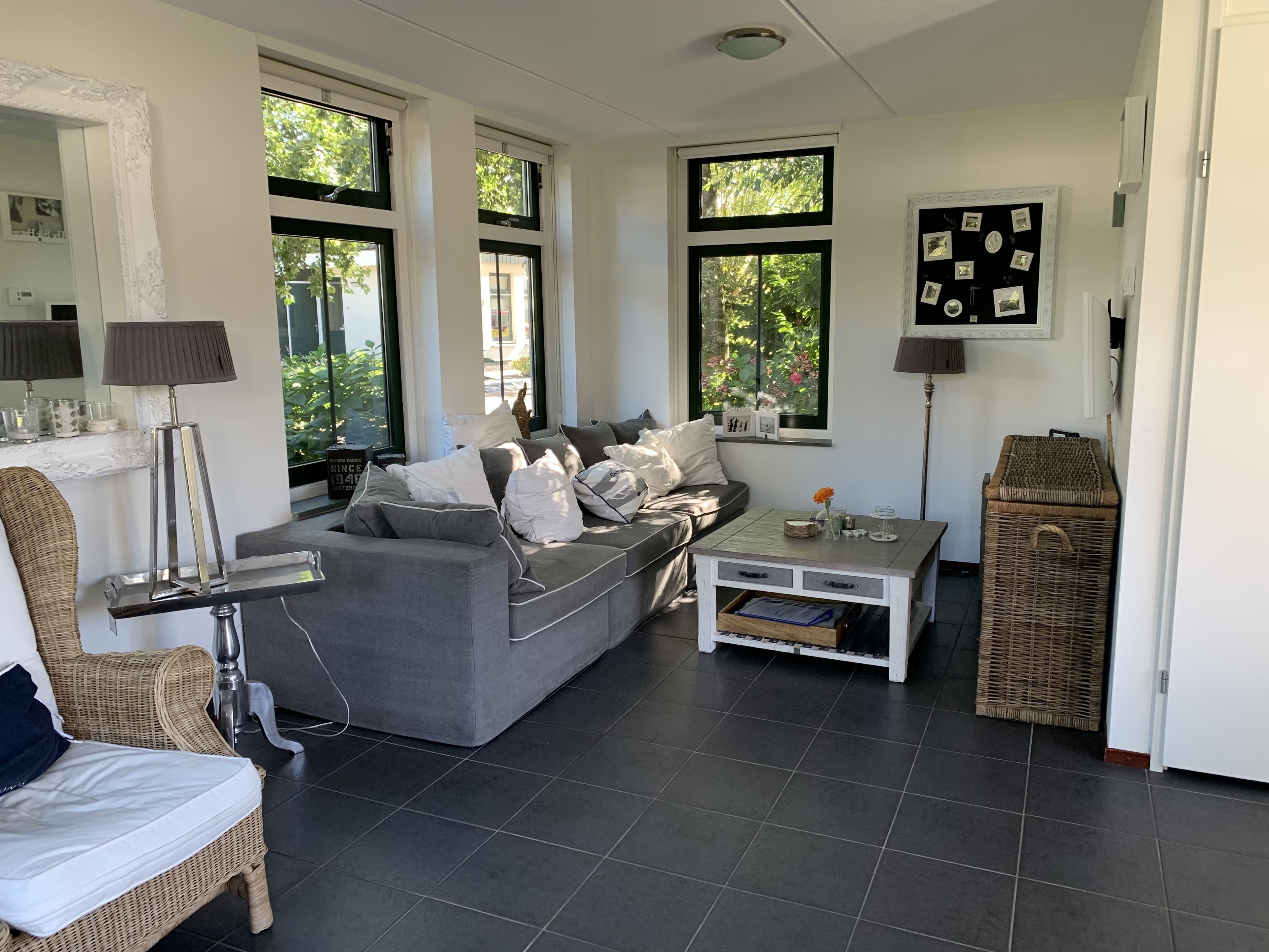 House, 3 Bedrooms (Restyled Koningshoeve 4 pers.) | Living room | Flat-screen TV