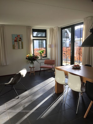 Ferienhaus, 3 Schlafzimmer (Restyled Koningshoeve 4 pers.) | Wohnzimmer | Flachbildfernseher