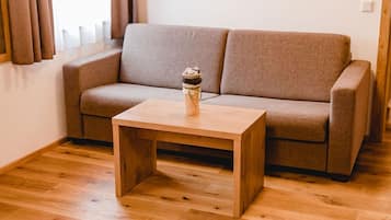 Estudio familiar, cocina básica | Sistema de insonorización y tabla de planchar con plancha