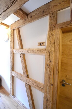 Sistema de insonorización y tabla de planchar con plancha