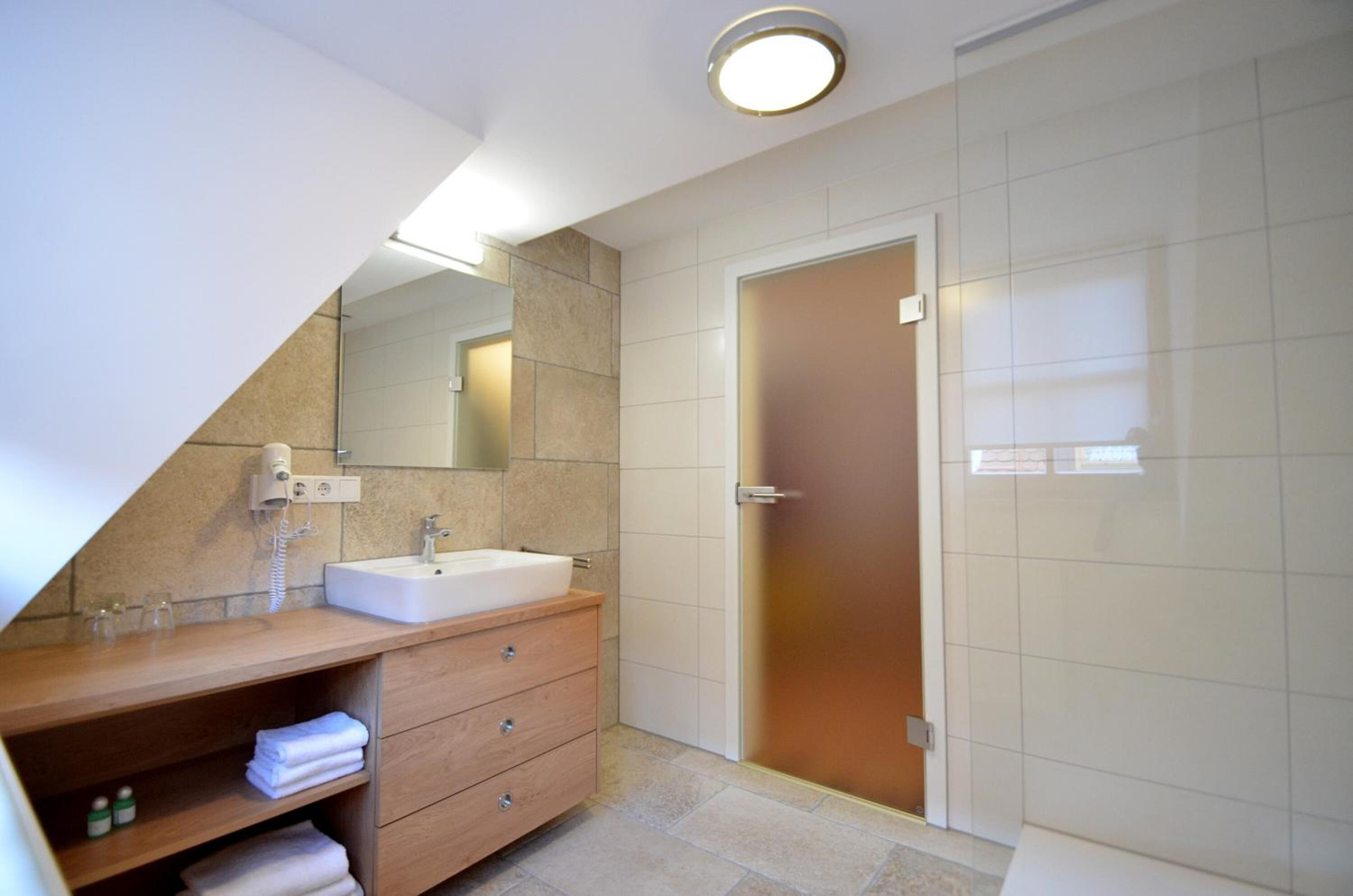 Dusche, Haartrockner, Handtücher, Seife