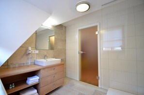 Shower, hair dryer, towels, soap - BAUER Gästezimmer (Kipfenberg)