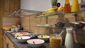 A buffet with various food items, including fruits, cereals, and beverages. - BAUER Gästezimmer (Kipfenberg)