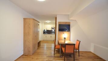 Comfort-Dreibettzimmer, Kochnische | Essbereich im Zimmer
