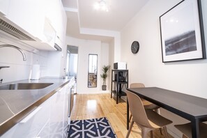 Studio, kaupunkinäköala | Ruokailu omassa huoneessa