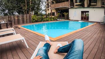 Kolam renang outdoor musiman