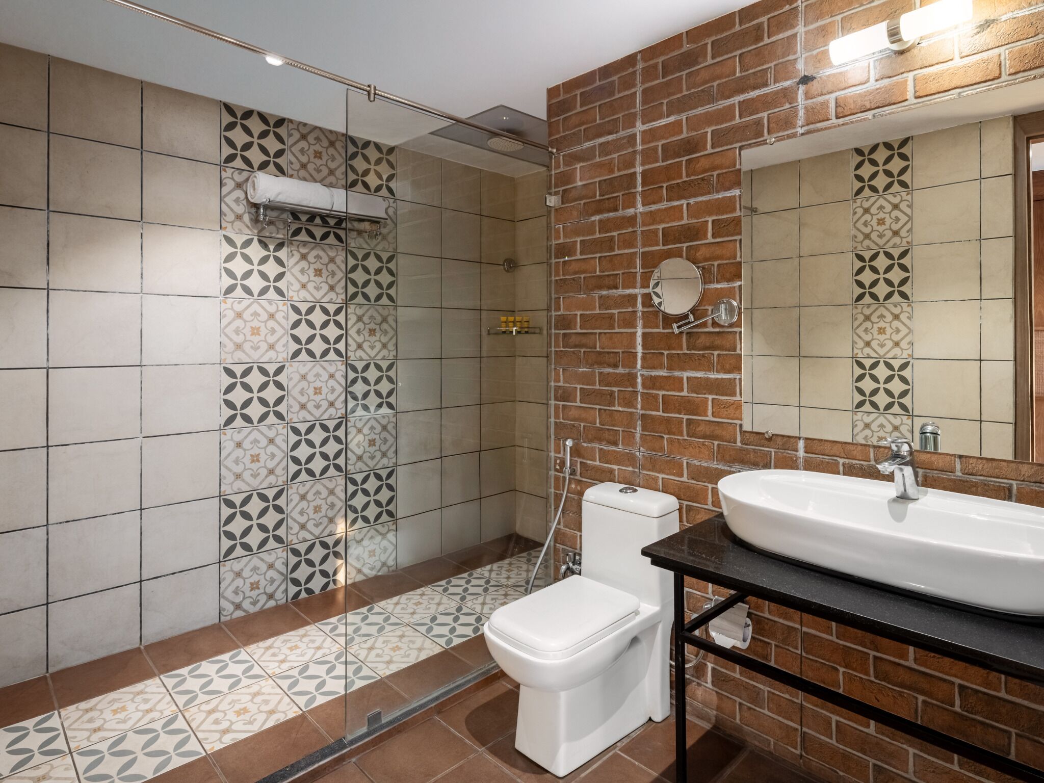 Un baño moderno con ducha, inodoro y lavamanos.