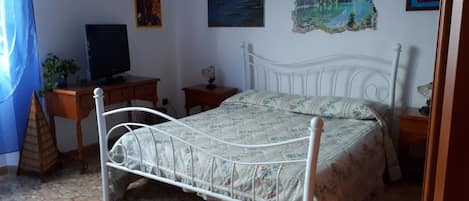 Kolmen hengen huone, jaettu kylpyhuone | Pimennysverhot, ilmainen Wi-Fi, vuodevaatteet