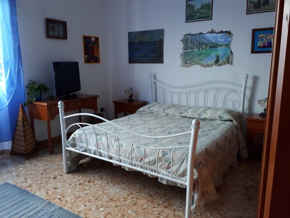 Triple Room, Shared Bathroom | Blackout drapes, free WiFi, bed sheets