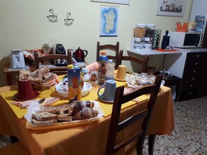 Free daily buffet breakfast - B&B Da Andreina (Guspini)