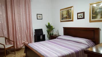 Habitación doble, baño compartido | Cortinas blackout, wifi gratis y ropa de cama