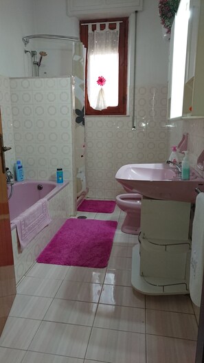 Sèche-cheveux, bidet, serviettes fournies, savon