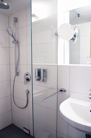 Een douche, een regendouche, een haardroger, handdoeken