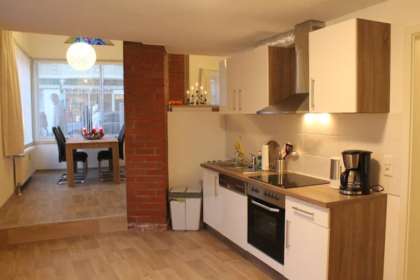 Kühlschrank, Mikrowelle, Herdplatte, Geschirrspüler