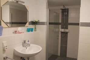 Apartment, 1 Schlafzimmer, Erdgeschoss | Badezimmer | Dusche, Haartrockner, Handtücher, Shampoo