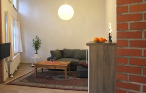 Apartment, 1 Schlafzimmer, Erdgeschoss | Wohnbereich | LED-Fernseher