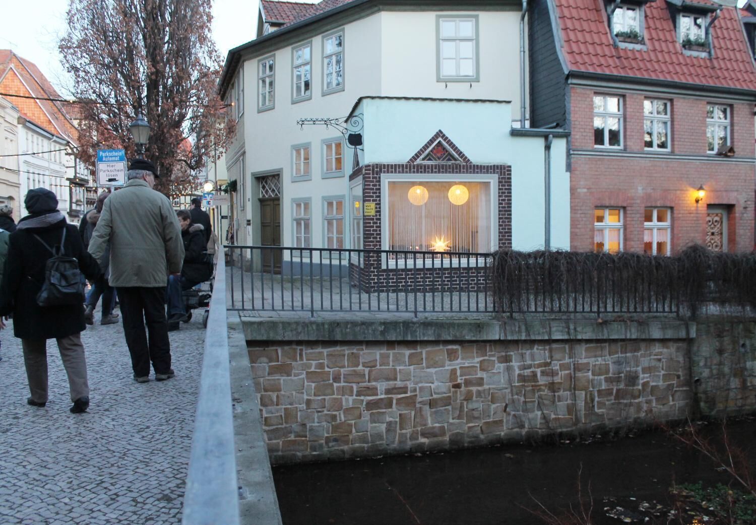 Un bâtiment doté d’un mur en pierre et d’une petite fenêtre à deux vitres.