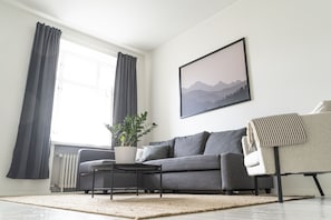 Studio, kaupunkinäköala | Olohuone | 40–tuumainen äly-TV, jossa kaapelikanavat