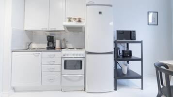 Studio, kaupunkinäköala | Yksityinen keittiö | Jääkaappi, mikroaaltouuni, uuni, liesi