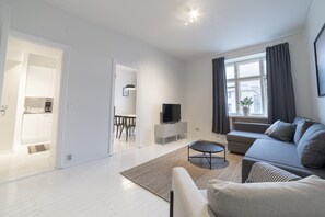 Studio, kaupunkinäköala | Oleskelualue | 40–tuumainen äly-TV, jossa kaapelikanavat