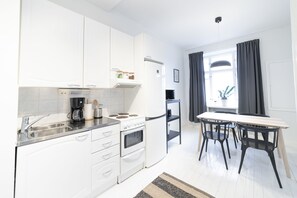 Studio, kaupunkinäköala | Yksityinen keittiö | Jääkaappi, mikroaaltouuni, uuni, liesi