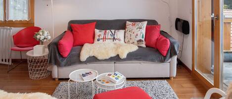 Televisie, een open haard en een dvd-speler