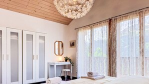 Ein Schlafzimmer mit Bett, Schreibtisch und Kleiderschrank.