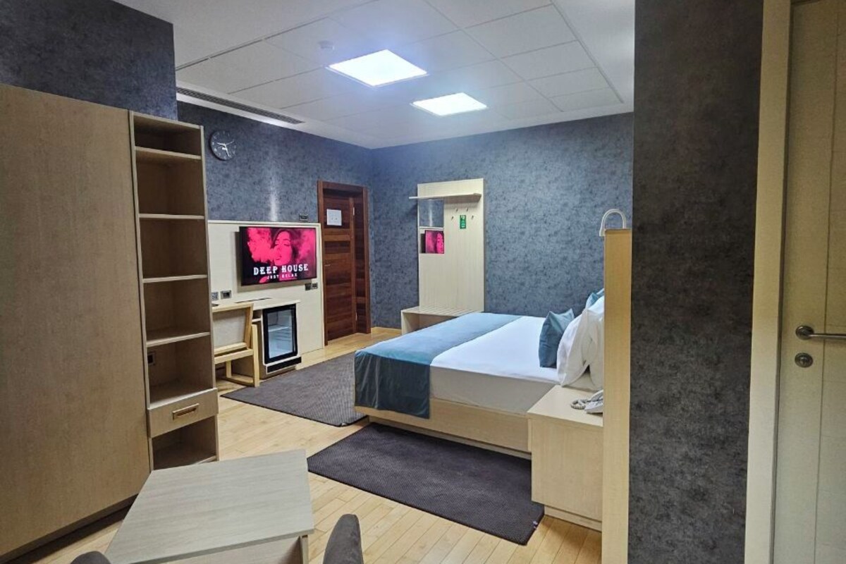Habitación doble Deluxe, vista al patio | Minibar, caja de seguridad en la habitación y escritorio 