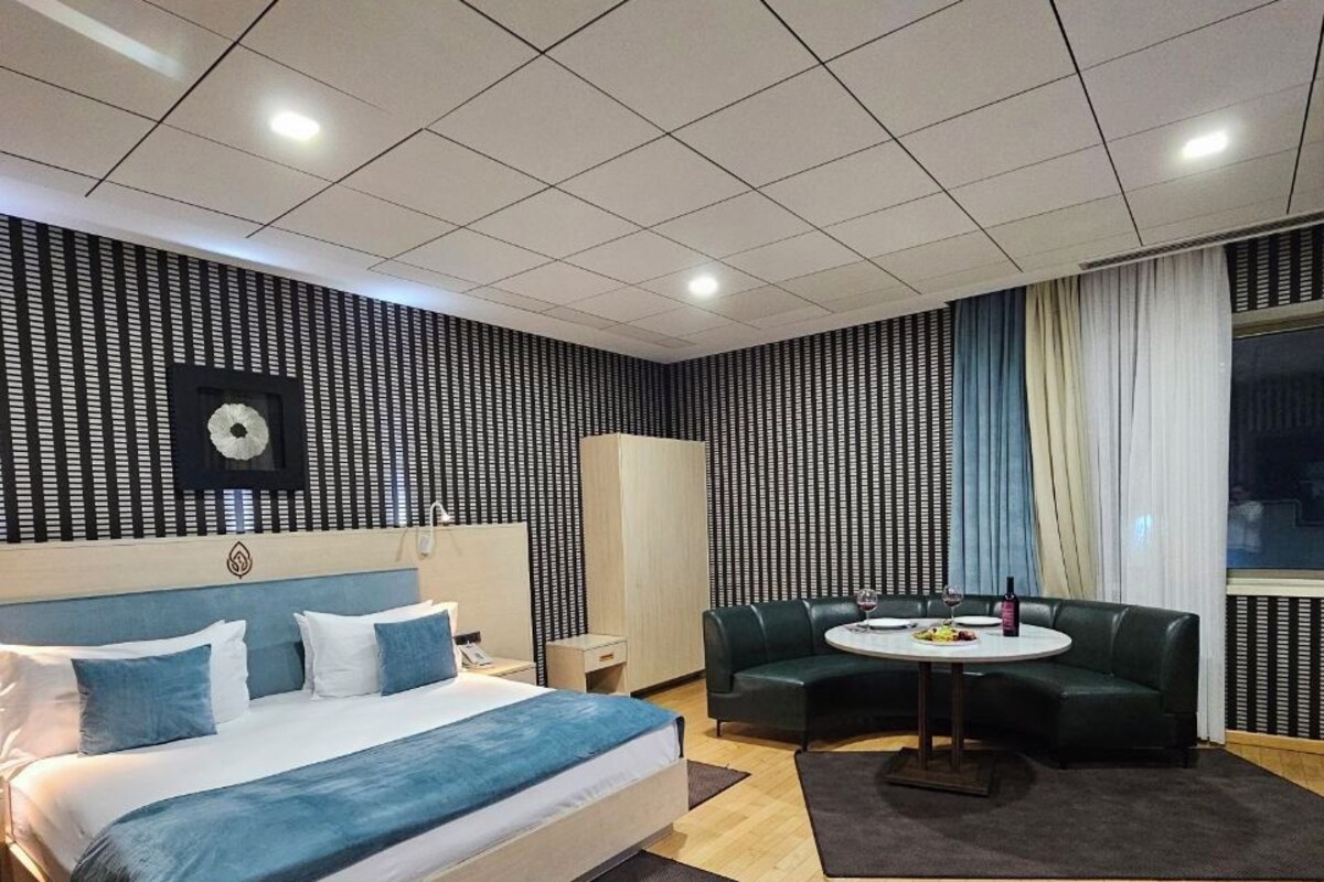 Habitación doble Royal, vista al mar | Minibar, caja de seguridad en la habitación y escritorio 