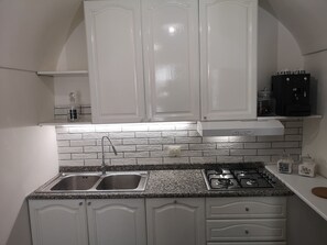 Kühlschrank, Herdplatte, Wasserkocher mit Kaffee-/Teezubehör