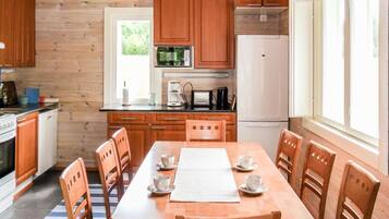 冷蔵庫、電子レンジ、食器洗い機、調理器具と食器