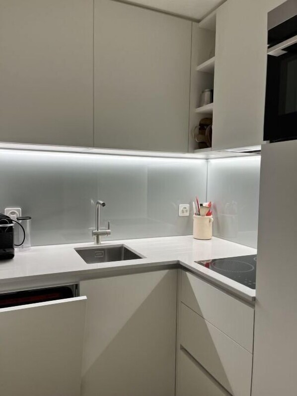 Refrigerador, microondas, horno y lavavajillas 