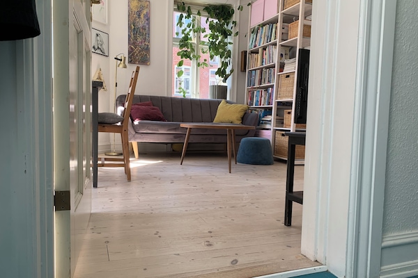 Smart-tv, böcker och en stereo