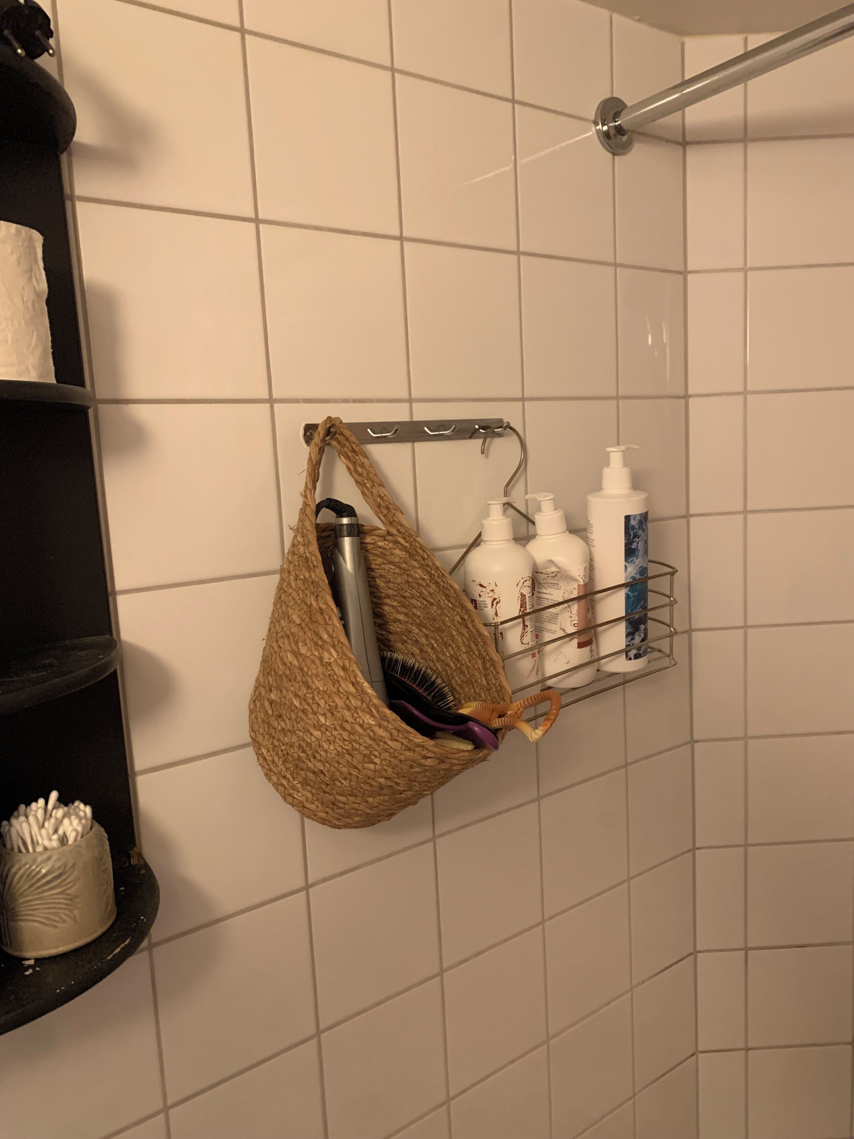 Een haardroger, handdoeken, zeep, shampoo