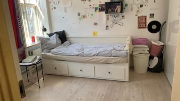 2 slaapkamers, een strijkplank/strijkijzer, gratis wifi, beddengoed