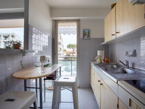 Een koelkast, een microgolfoven, een oven, een broodrooster