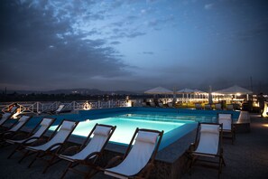 Outdoor pool, sun loungers - MS Da Vinci, Luxor - Luxor 7 Night Cruise Sat-Sat (Luxor)