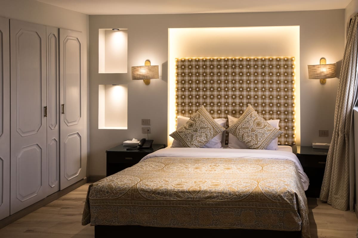 Suite | Desk, blackout drapes, WiFi (surcharge), bed sheets