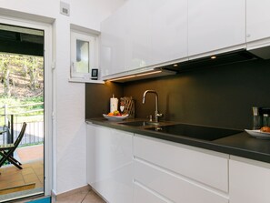Fridge, oven, dishwasher, cookware/dishes/utensils