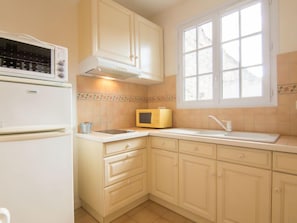 Réfrigérateur, micro-ondes, four