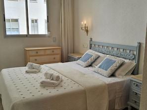2 bedrooms, desk, iron/ironing board, free Internet