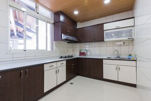 Lemari es di ruangan bersama dan ketel listrik